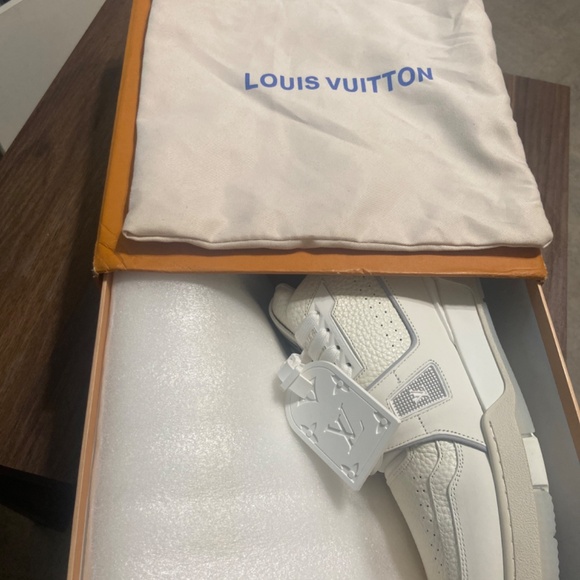 Louis Vuitton Arch Light Sneaker - Picture 4 of 6